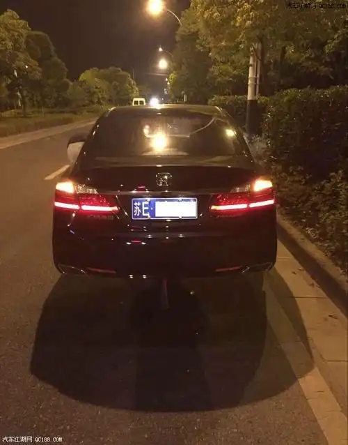 夜晚的一字尾灯,我给100分