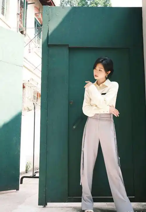 原创万茜室内浴缸大片白色衬衫配黑色西裤干练优雅气场十足