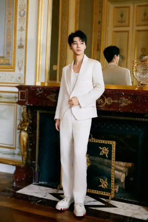 王俊凯cl巴黎时装周#王俊凯穿过的一些深v白西装@tfboys-王俊