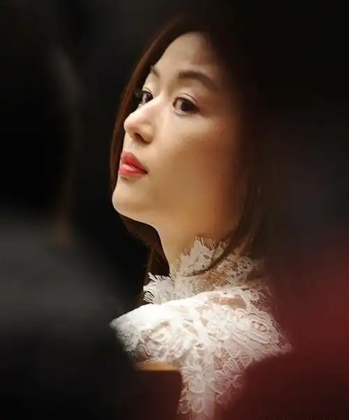 看全智贤17岁采访哥哥张国荣的视频大家觉得她整了吗