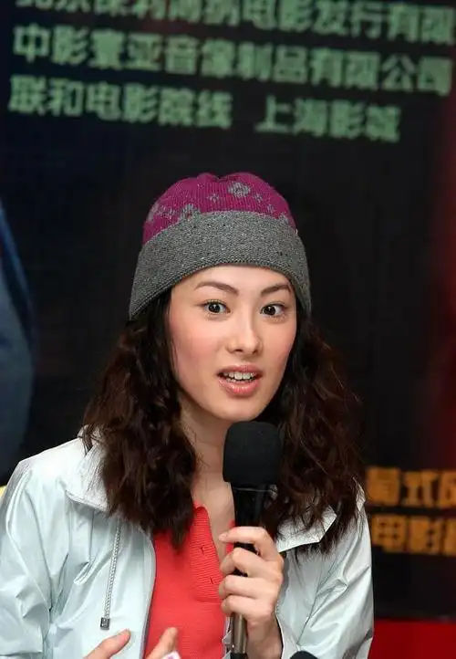 梁洛施这样打扮好美羊毛卷配毛线帽少女感爆棚笑起来好羞涩