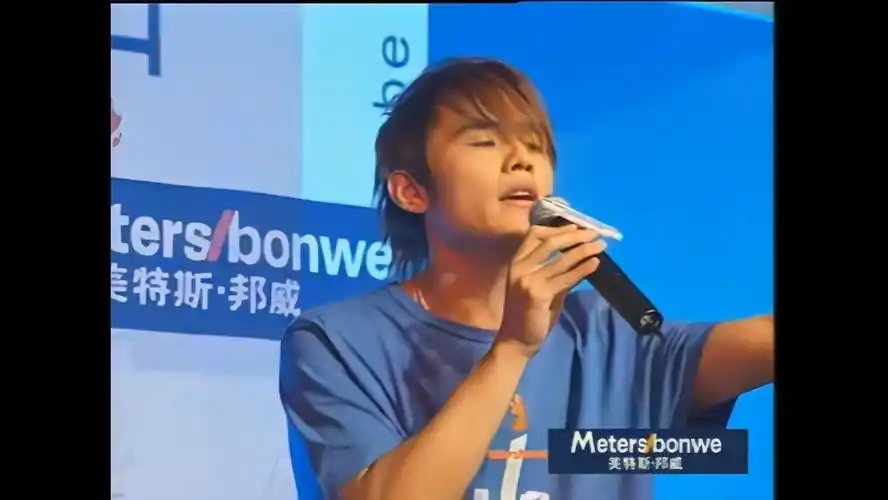 周杰伦《晴天》2003年首唱    2003年晴天首唱,21年前的周杰伦青涩