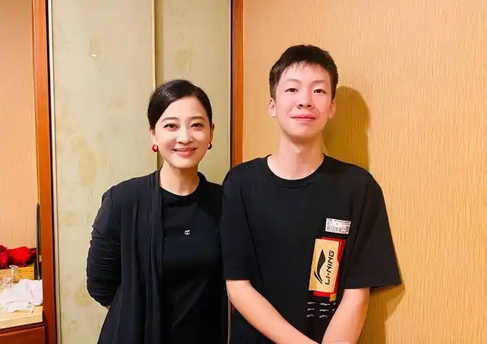 梅婷:舅疼外甥姑疼侄,为给侄子中考加油不惜拿二婚老公曾剑开涮_颁奖