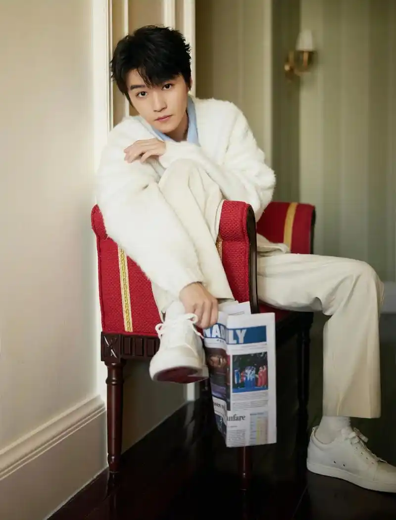 王俊凯今日份活动造型图 蓝色衬衫 白色开衫毛衣 清爽干净的帅 - 抖音