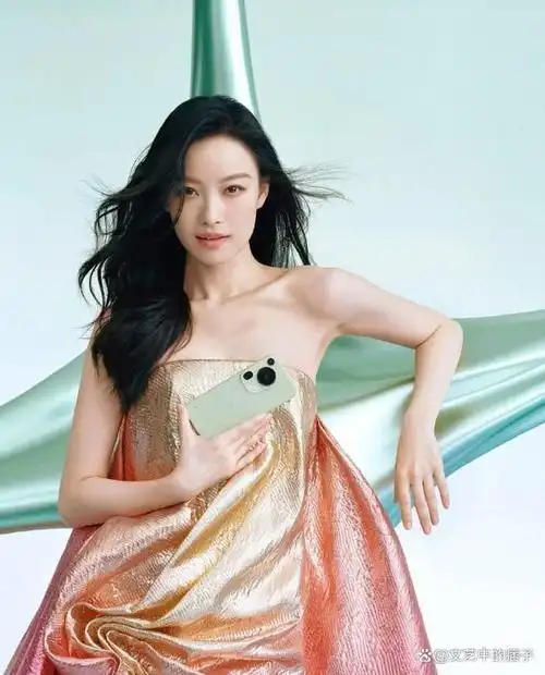 倪妮给手机做广告真敬业,人躺着把手机放胸口,粉丝称想变成手机