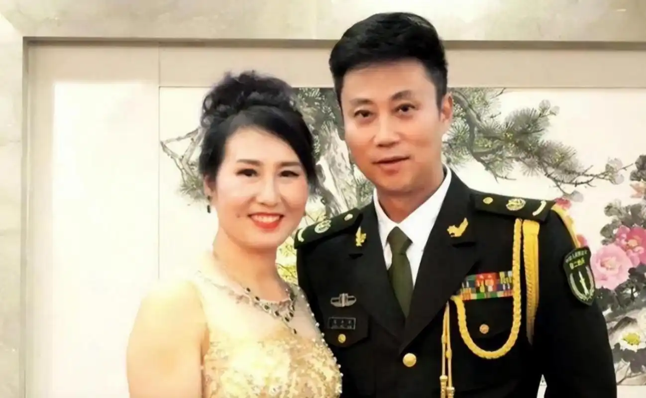 2015年,耿为华面对比自己小14岁的妻子提出离婚,他感到非常痛苦,离婚