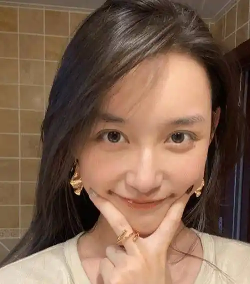 所以说平时蒋依依晒的那些生活照,应该都是没怎么修图的吧,本身长得就