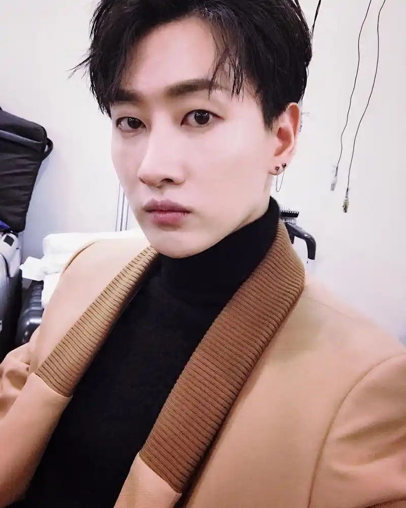 单眼皮的银赫眼睛也可以超级大,是我们越来越帅气的小盒哥哥啊!