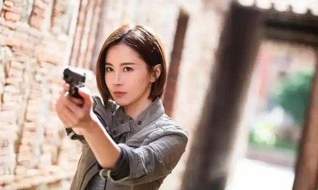 傅颖目前也忙于继续拍摄内地电影《迷案》,她饰演警察,所以狠心把长发