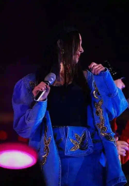 原创湖南卫视晚会收视第一杨幂奶音rap疑假唱马丁靴配牛仔裙好嫩