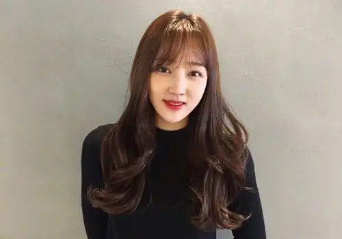 长脸女士空气刘海大卷中长发发型