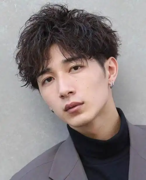 平衡美感通过整头的自然卷度日式的男士烫发更倾向于和韩式比较注重刘