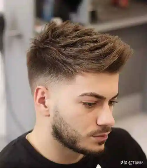 但是过了35岁以后,很多男士往往喜欢这种露出额头的发型,能给自己增加
