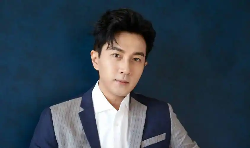 刘恺威近照显苍老,聚会状态成焦点,岁月痕迹引关注