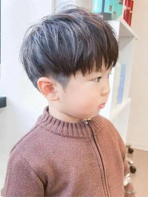 小男孩推边不连接发型短寸头发型修剪整齐,易于打理,是忙碌的家趁们