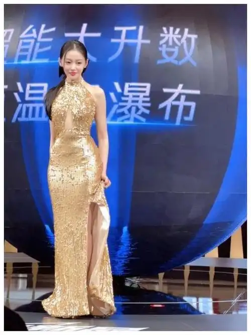 张天爱惊艳前凸后翘的葫芦身材白光闪闪惹眼夺目