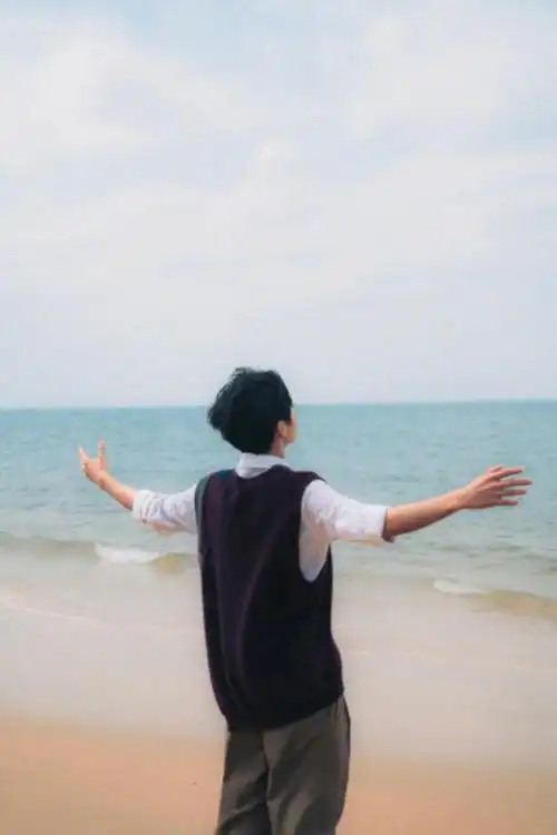 王俊凯海边背影图片,王俊凯海边凝眸大片