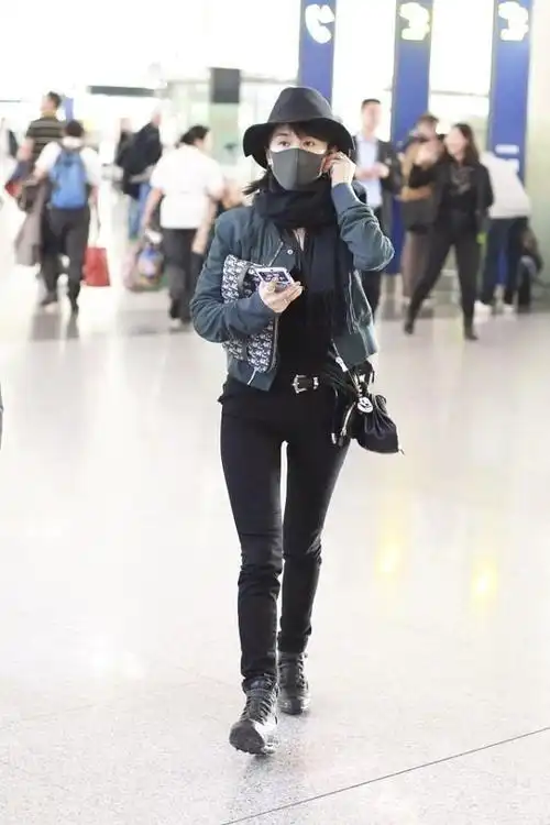 看不出王子文没到1米6穿连体裤秀比例腿太细靴子好似挂不住