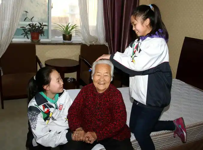 情系敬老院 冬日送温暖——运城市东康中学初一313班侯若琳等五人