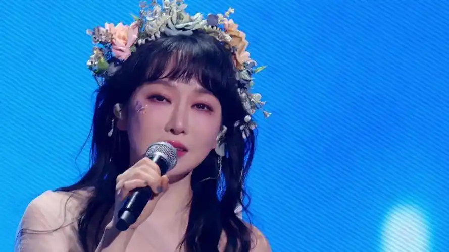 开口跪!萨顶顶惊艳献唱原创歌曲《拾光》