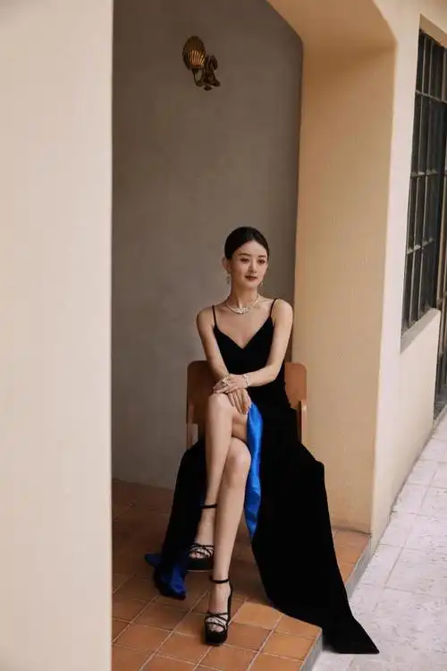 赵丽颖身着蓝色吊带真空露背裙展现出优雅与沁韵的时尚魅力