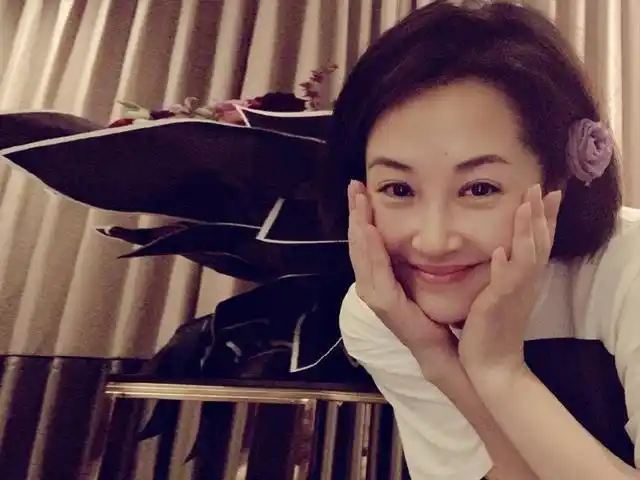 许晴51岁了真是放得开对着镜头卖萌又嘟嘴撒娇这套玩不腻