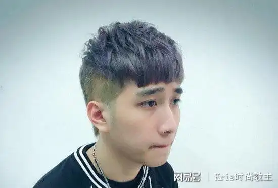 男生齐刘海两边铲掉短发发型