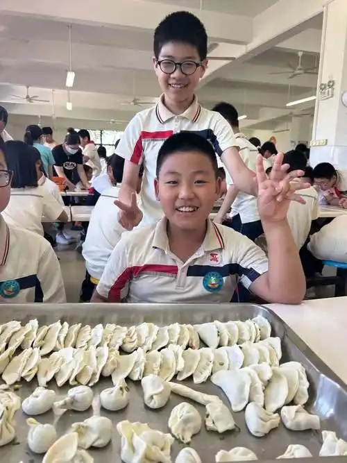 同样的节日 别样的快乐——厦门市新圩学校五年级开展"包饺子 庆六一"