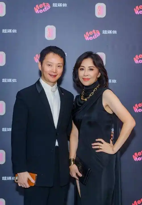 56岁刘嘉玲气场全开,黑色高开叉长裙搭超大金色链子,状态好到爆_活动