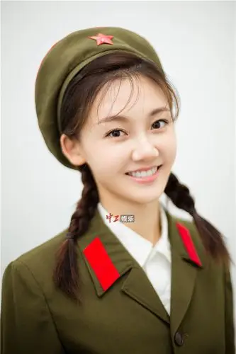 芳华女主角苗苗军装帅气亮相