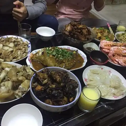 一家人围在一起吃饭真幸福!