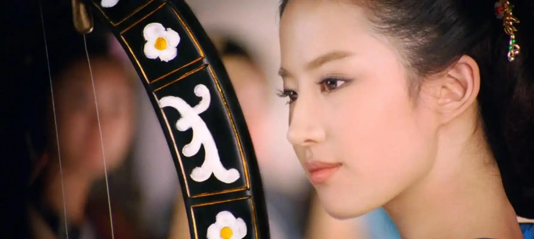 刘亦菲13年前拍摄的这组照片,像极了从箜篌仕女图中走出来的工笔画美