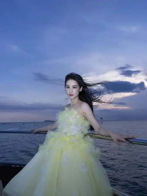 40岁的@黄圣依 最近写真曝光,在海风和晚霞中浅笑嫣然,果然年龄对于女