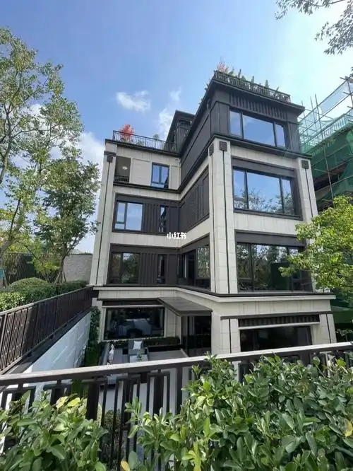 龙湖小别墅95平实得400平地下室花园现房