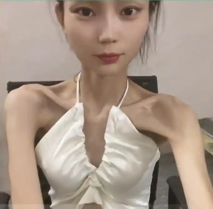 广东1米6女生体重仅有31公斤,骨瘦如柴大方秀性感穿搭:取悦自己