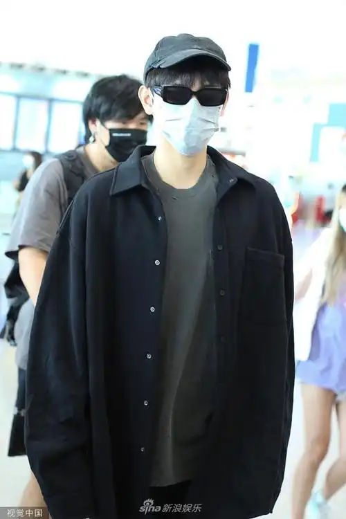 组图:陈飞宇黑色look造型潮酷 温柔扶摔倒粉丝超nice