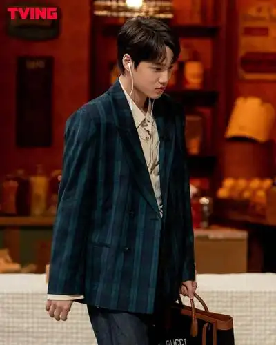 official通过官方ins更新钟仁相关图片一则 "我们的偶像听写大会