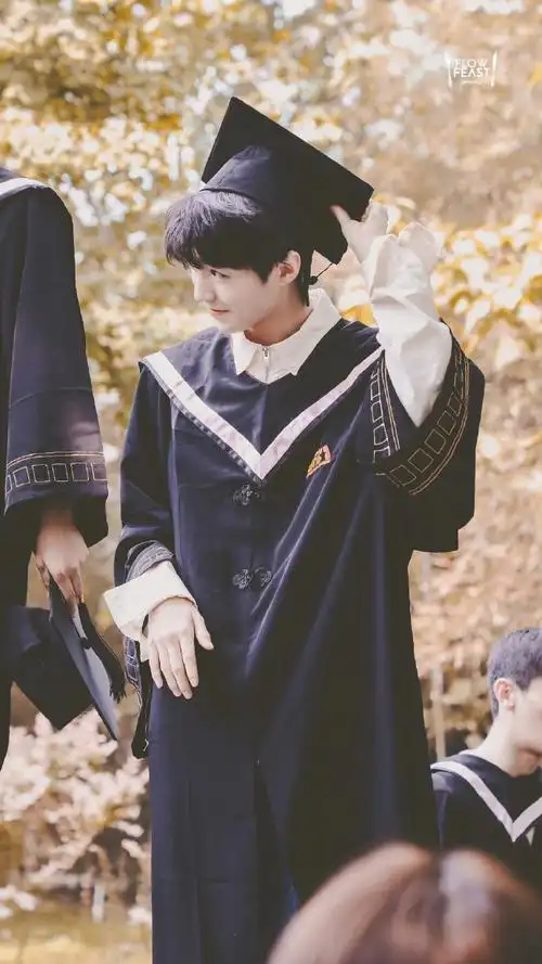 王俊凯超话  不知不觉距离在520这天穿上学士服,扔最高的学士帽,爬最