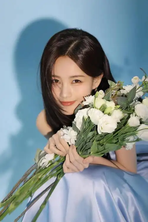 李一桐丝绸蓝裙太美了