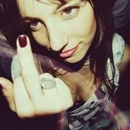 欧美竖中指的霸气女生头像_放荡不羁狂妄系列头像