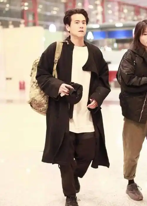 再看彭于晏的肩上,背了一款迷彩色的包包,这款包包背上相当拉风,那种