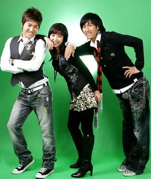 目前是由金钟民,申智与白成铉()所组成.