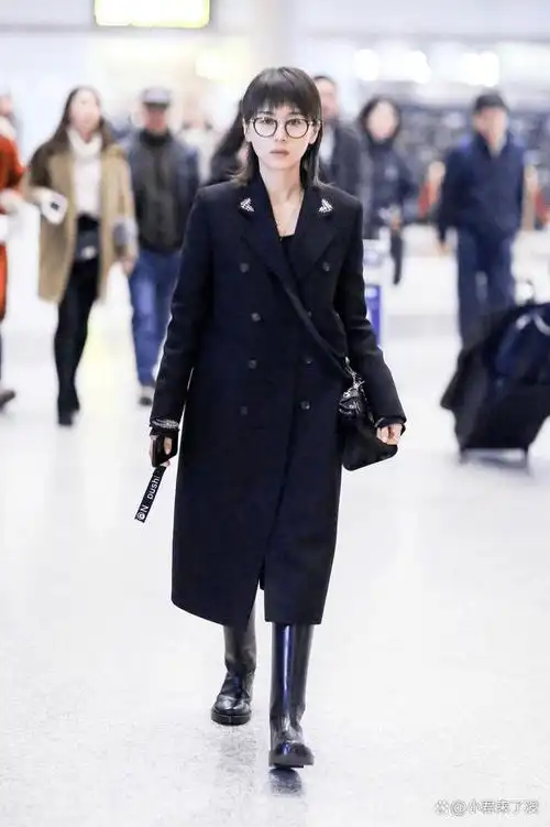 王子文真是骑士靴的穿搭高手,配短风衣 短裤,凸显了自己的优势