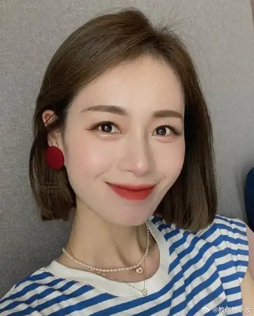 这款短发非常适合圆脸女生,可以让你看起来更加甜美可爱.无论是