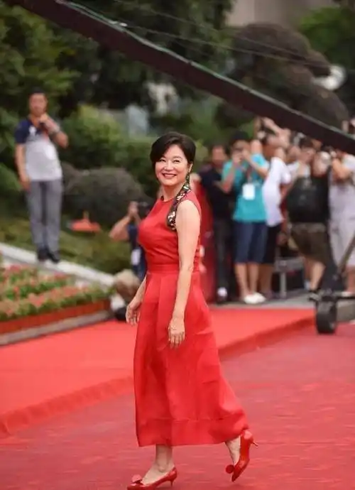 发福的林青霞也敢穿,穿红裙走t台腰粗肩变宽,但气场不输超模_个人