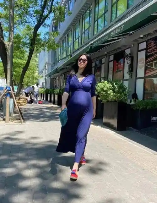 朱珠久违晒出街美照,怀孕7月肚大如箩,手脚浮肿严重惹人心疼_照片