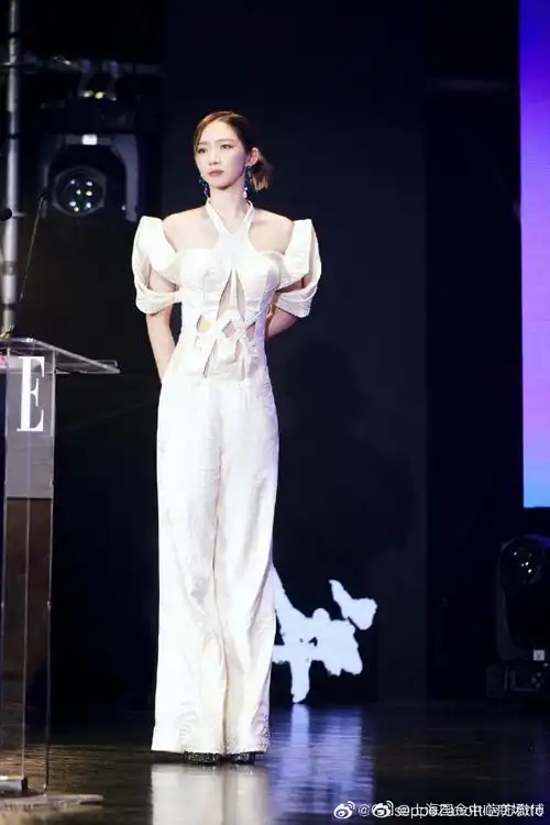 美意增幅,@孟美岐镂空连体礼服个性撞搭liza bicolor高跟鞋,飒美亮相