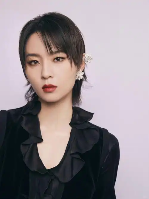 周笔畅:风格无界,酷甜幼魅全能驾驭