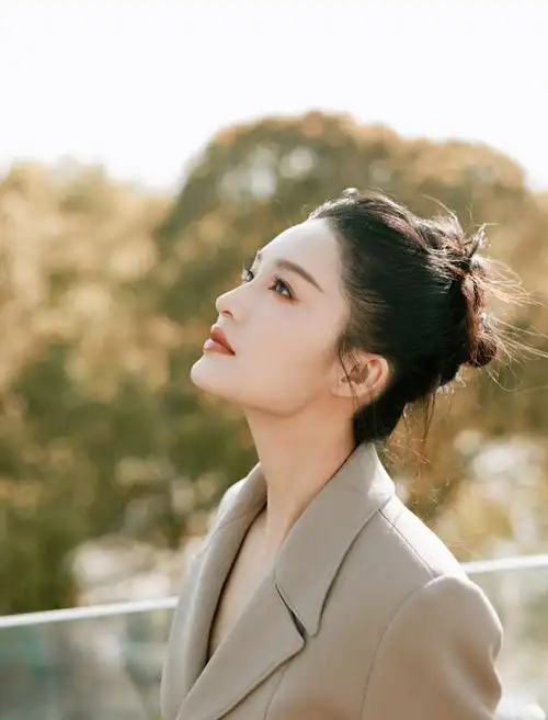 李沁米色西装造型吸睛身材纤细优雅大气