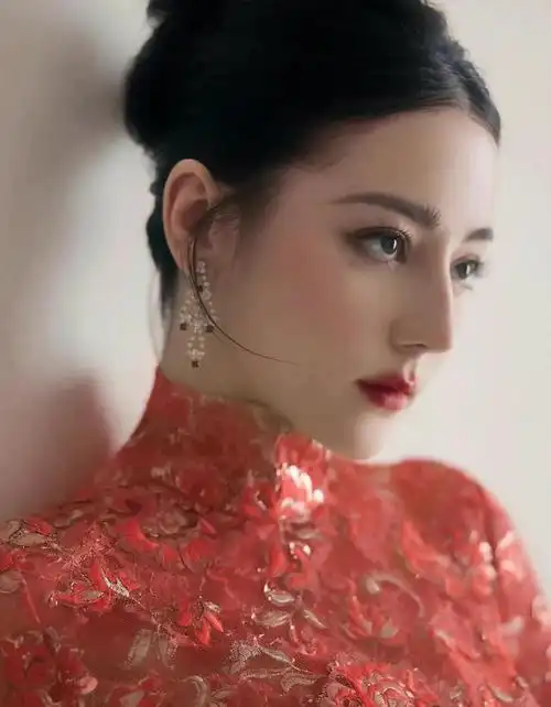 9月23日,迪丽热巴参加了冠珠瓷砖的新品发布会,旗袍装绝美